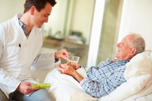 médico dá unha pílula para a prostatite